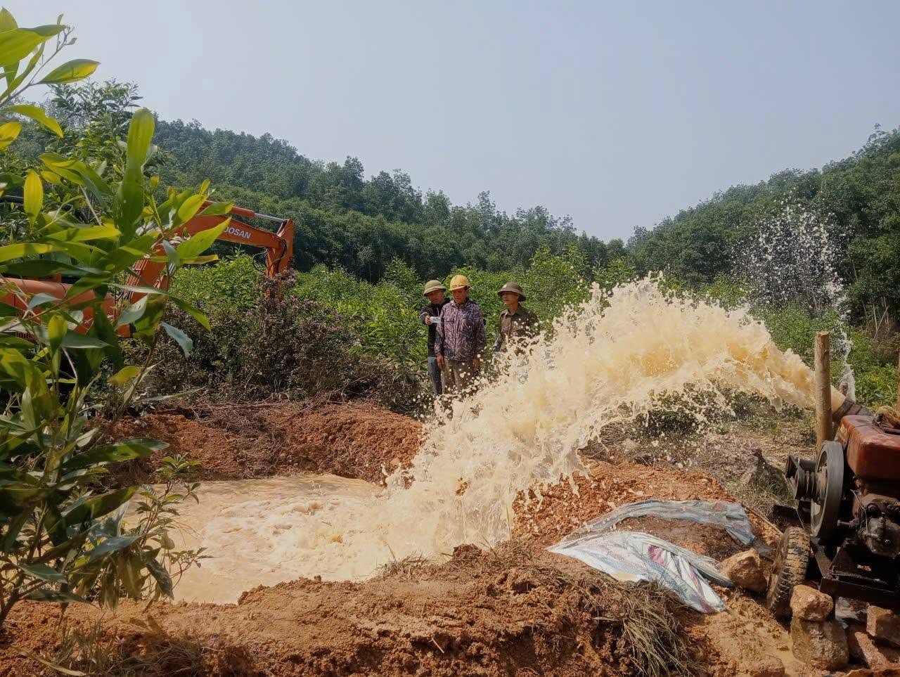 Hà Linh chỉ đạo triển khai các biện pháp phòng, chống hạn cho cây lúa