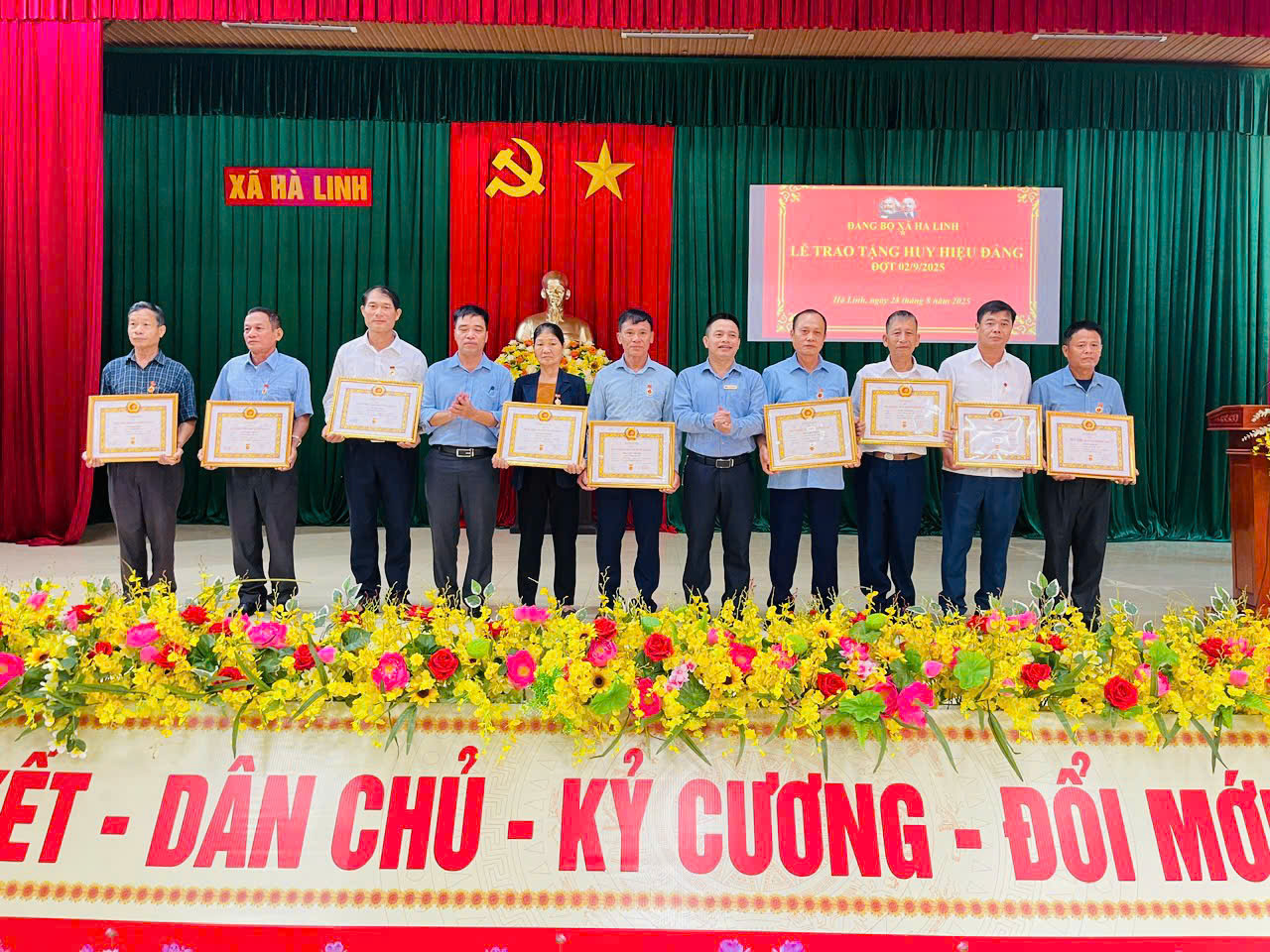 Đảng uỷ xã hà Linh: Tổ chức lễ trao tặng huy Đảng đợt 02/9 và Hội nghị học tập quán triệt các Nghị quyết, Quy định, Chỉ thị, Kết luận của Trung ương, tỉnh, xã