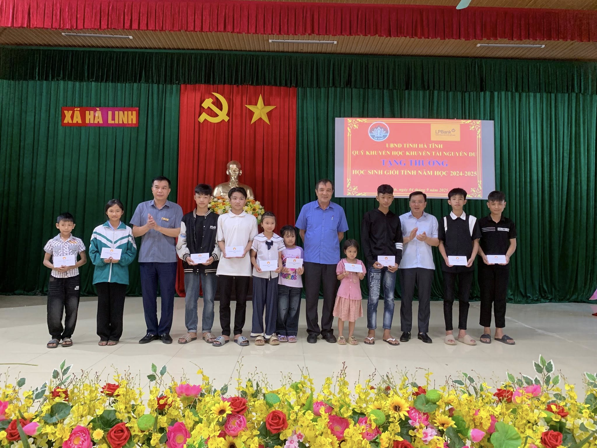 Trao quà cho các em học sinh đạt thành tích cao trong năm học 2024 - 2025