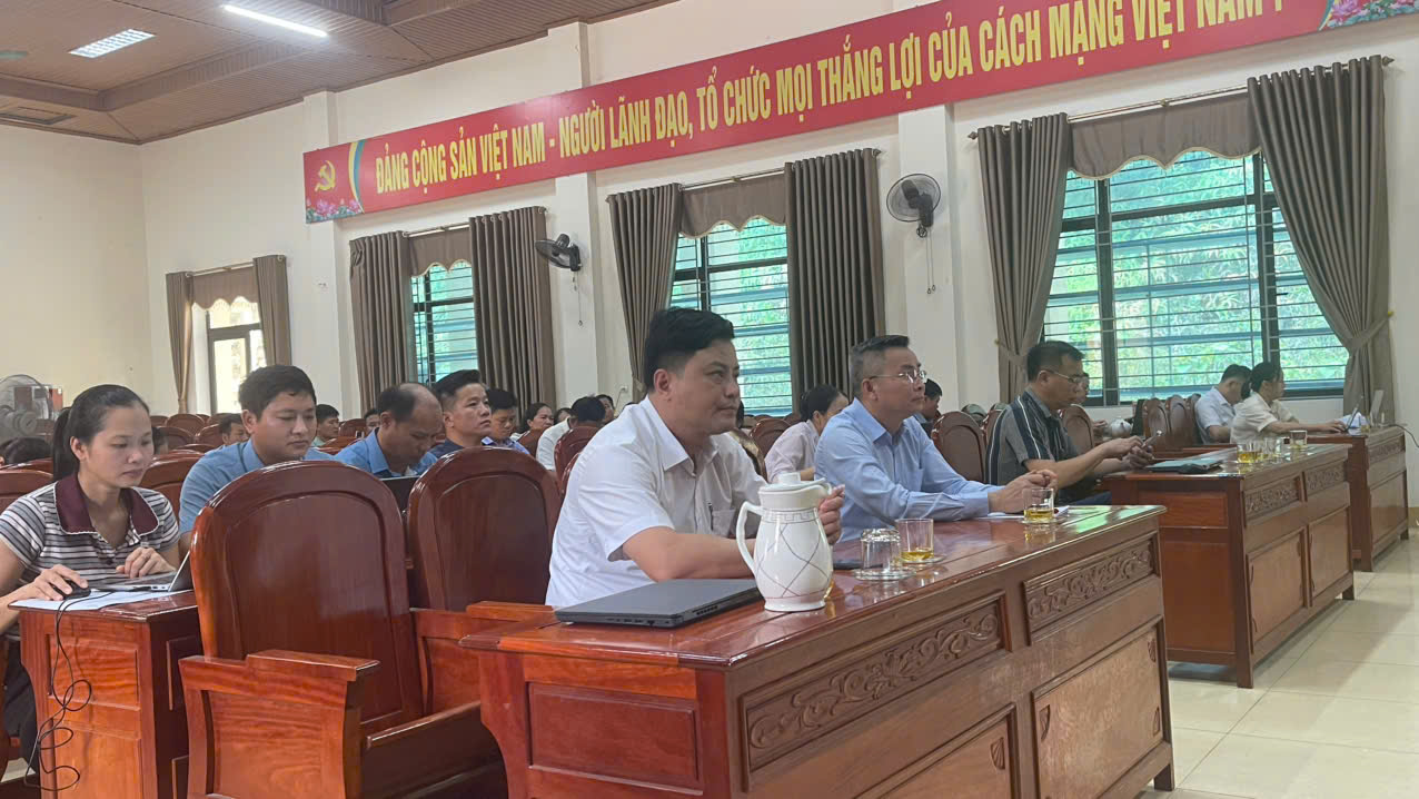Đảng ủy xã Hà Linh kết nối Hội nghị trực tuyến nghiên cứu, học tập, quán triệt và triển khai thực hiện Nghị quyết số 10-NQ/TW của Bộ Chính trị về phát triển kinh tế có vốn đầu tư nước ngoài.