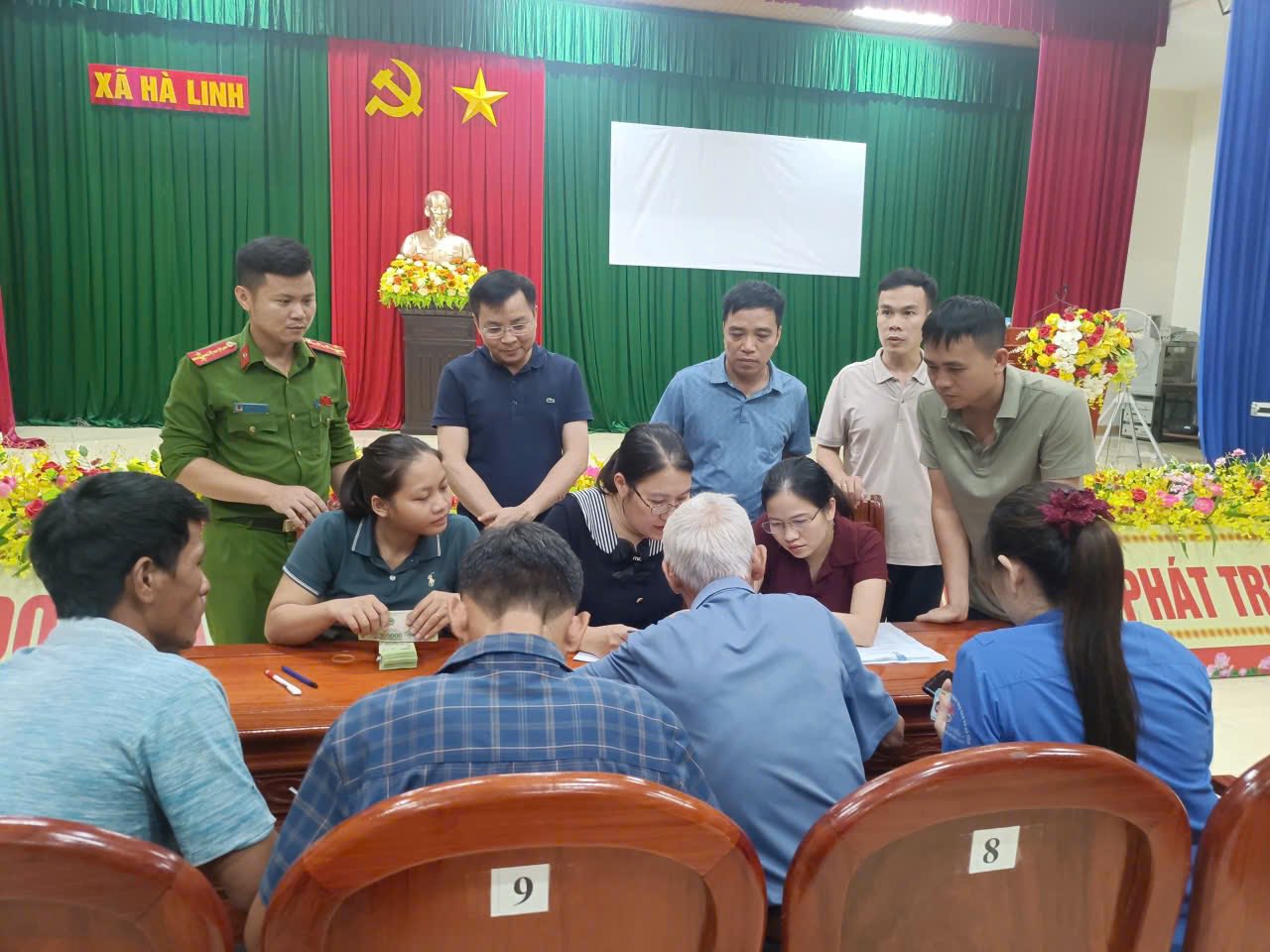 Xã Hà Linh tổ chức chi trả trực tiếp tiền quà Quốc khánh 2/9 cho người dân