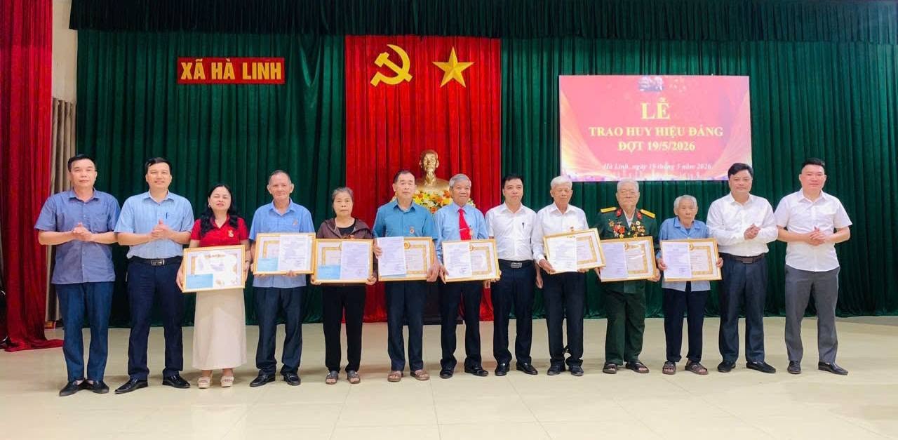  Đảng ủy xã Hà Linh đã long trọng tổ chức Lễ trao tặng Huy hiệu Đảng đợt 19/5 cho các đồng chí đảng viên đang sinh hoạt tại các Đảng bộ, chi bộ trực thuộc.