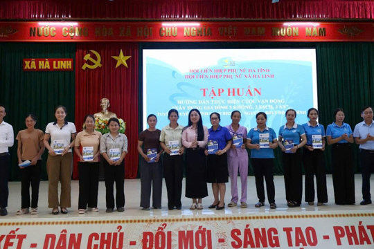 Phụ nữ xã Hà Linh tập huấn thực hiện cuộc vận động xây dựng gia đình “5 không, 3 sạch, 3 an”, tuyên truyền chính sách BHXH tự nguyện, BHYT hộ gia đình 
