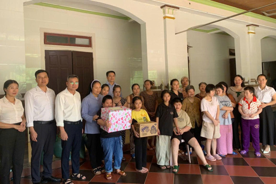 XÃ HÀ LINH HUY ĐỘNG CÁC NGUỒN LỰC XÃ HỘI HÓA, QUAN TÂM THĂM HỎI, ĐỘNG VIÊN, TẶNG QUÀ CHO MÁI ẤM MỒ CÔI KHUYẾT TẬT HỒNG PHÚC 