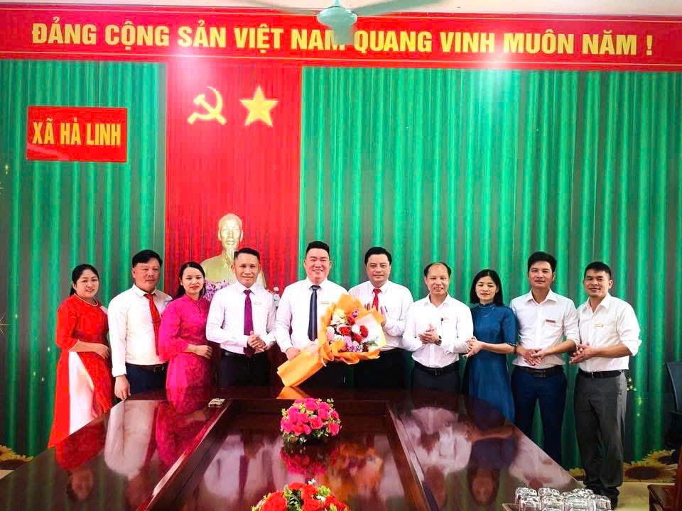 Lãnh đạo tặng hoa chúc mừng