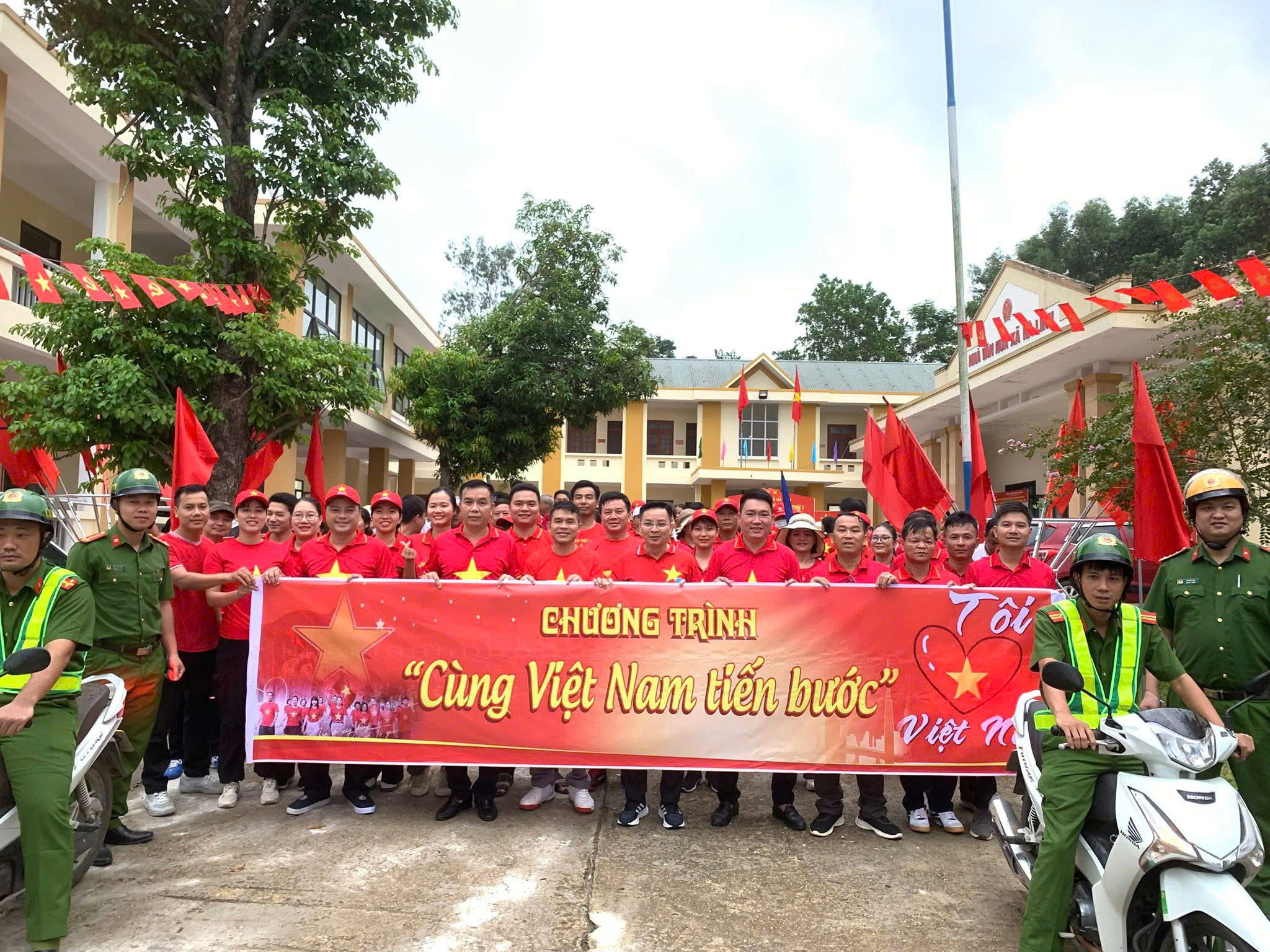 Xã Hà Linh sôi nổi chương trình “CÙNG VIỆT NAM TIẾN BƯỚC” 