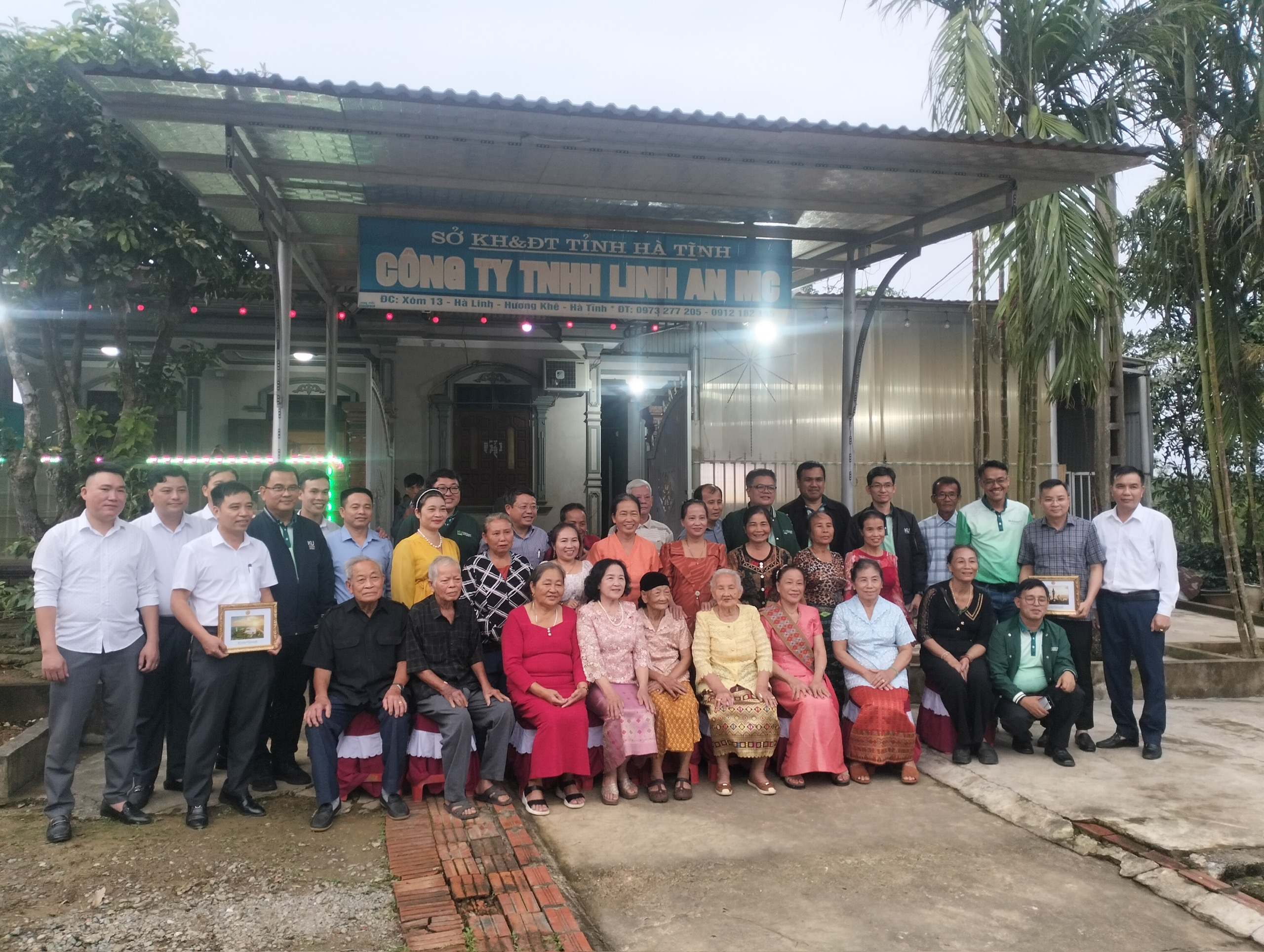 Trường Đại học Kasetsart (Vương quốc Thái Lan) đến thăm làng Việt kiều, xã Hà Linh 