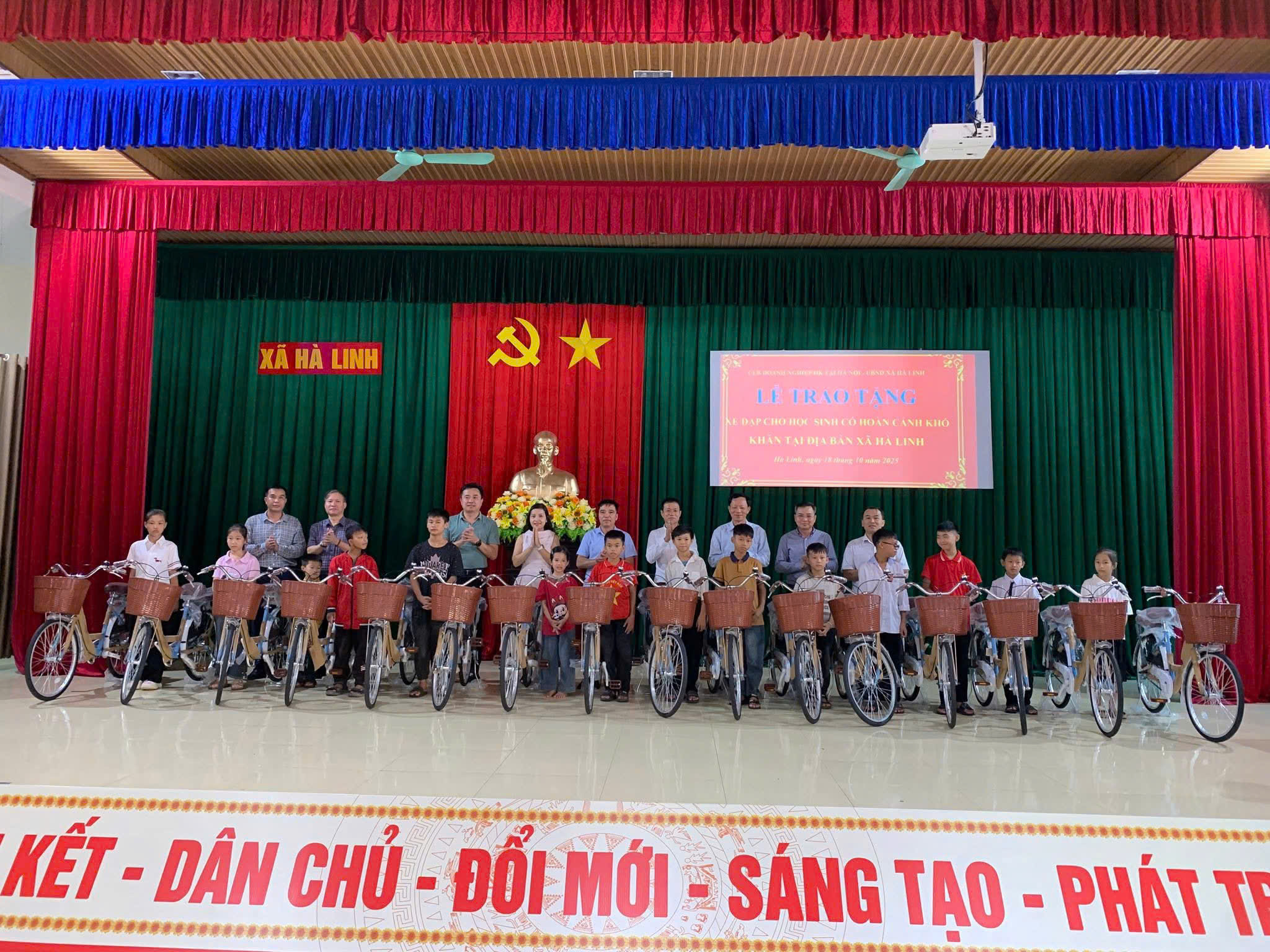 CLB Doanh nghiệp Hương Khê tại Hà Nội tặng 16 xe đạp cho học sinh có hoàn cảnh khó khăn xã Hà Linh 